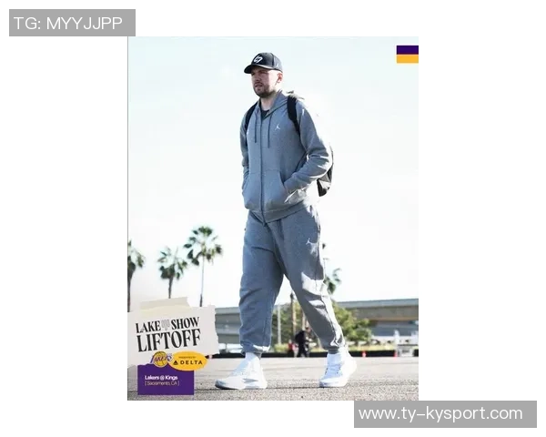 湖人队启程前往凤凰城客场比赛登机照曝光全队士气高涨