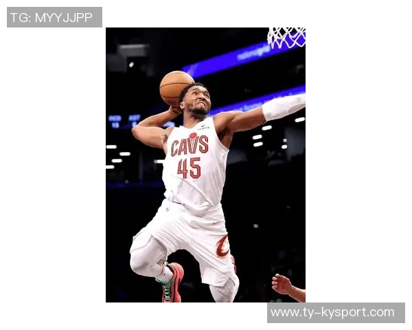 米切尔第三节伤退仅得15分2板2助球迷心痛不已遗憾难忍