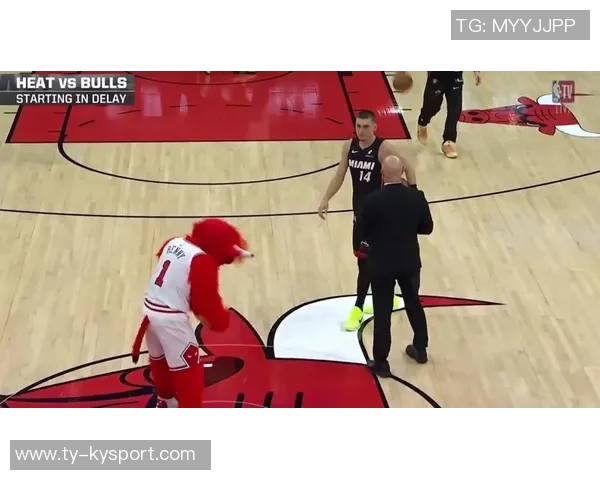 希罗与公牛吉祥物半场对决公牛一击命中让希罗瞬间退缩